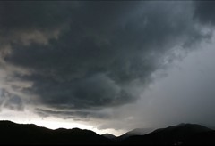 「見下ろす雨雲」