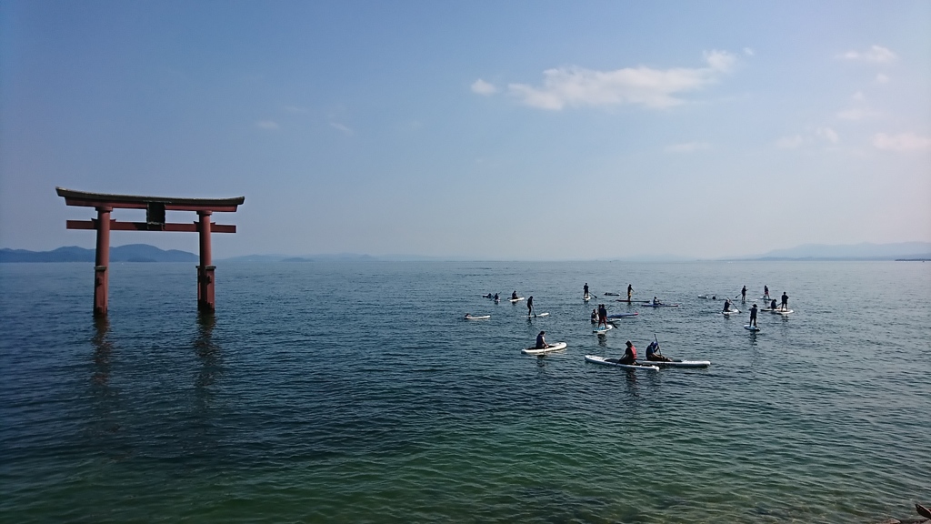 滋賀県 「白髭神社」琵琶湖上の鳥居とカヤックの人達