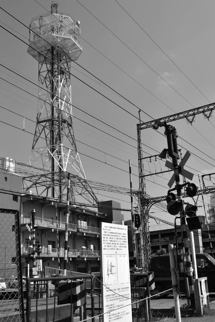 踏切と電波塔(モノクロ版)