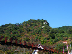 あゆのつり橋と紅葉し始めた矢祭山