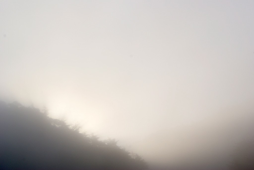 朝霧の中の日の出