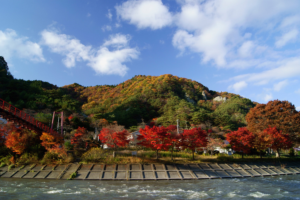 あゆのつり橋と紅葉燃える矢祭山