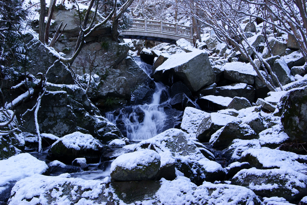 雪の鋸歯の滝と上の橋
