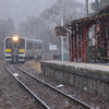 雪の矢祭山駅に入って来る水郡線