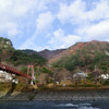 朝もやに包まれる晩秋の矢祭山とあゆのつり橋