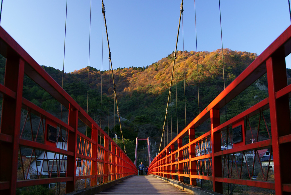 あゆのつり橋から望む晩秋の矢祭山