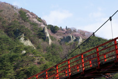 あゆのつり橋と屏風岩と山桜