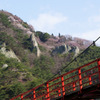 あゆのつり橋と屏風岩と山桜
