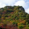 秋の矢祭山とあゆのつり橋
