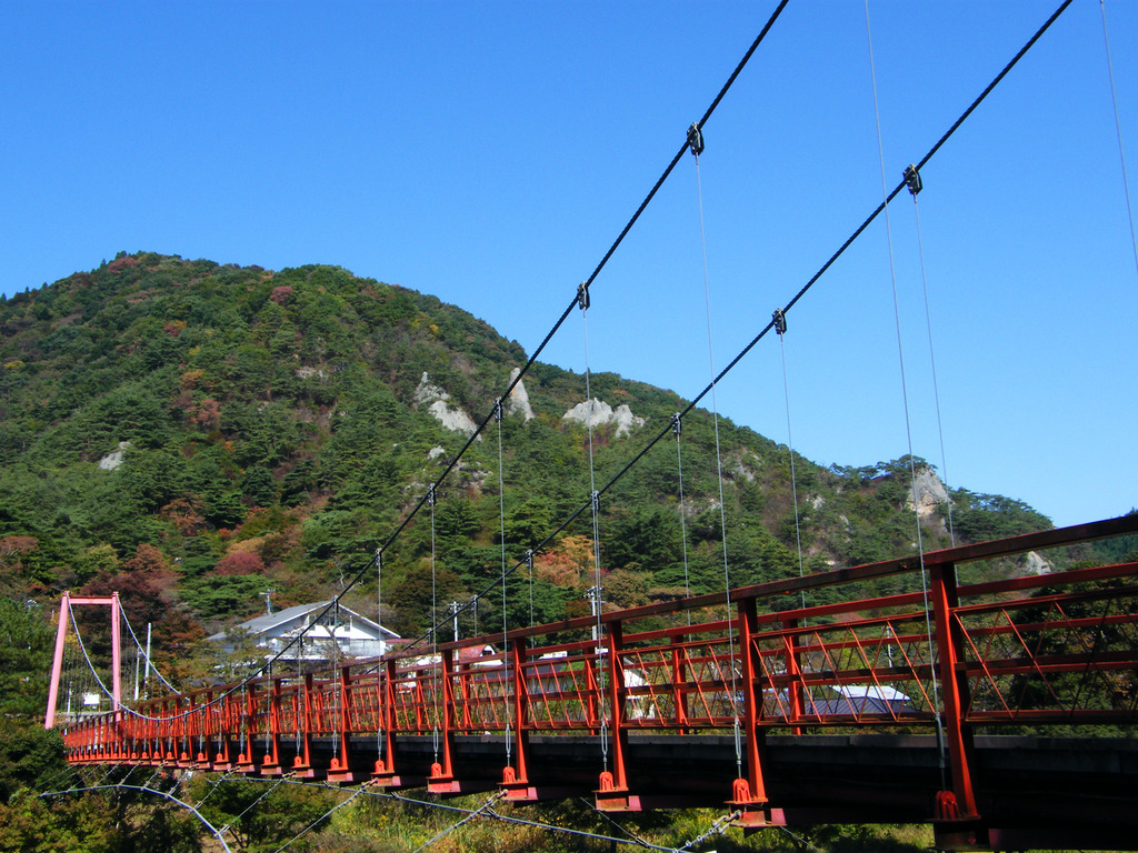 あゆのつり橋と紅葉し始めた矢祭山の奇岩群