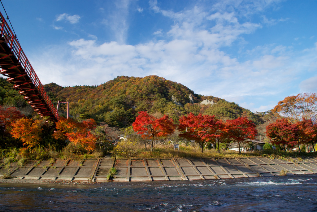 紅葉燃える矢祭山とあゆのつり橋