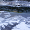 凍てついた久慈川をシガは流れる
