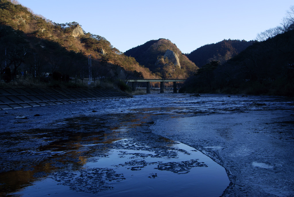 久慈川を流れるシガと朝日を浴びる小だるま岩大だるま岩