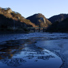 久慈川を流れるシガと朝日を浴びる小だるま岩大だるま岩