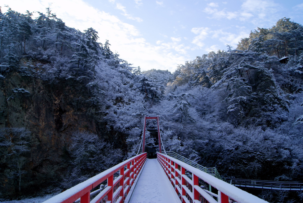 雪の東屋とあゆのつり橋