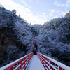 雪の東屋とあゆのつり橋