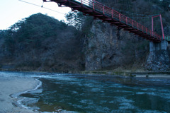 久慈川を流れるシガとあゆのつり橋