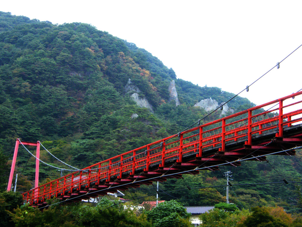 色づき始めた屏風岩とあゆのつり橋