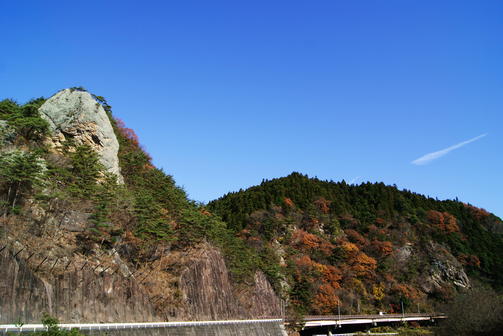 晩秋の大だるま岩と藤衣岩