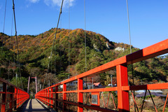 あゆのつり橋上から見た晩秋の矢祭山