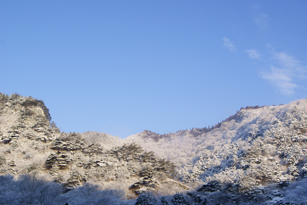 朝日に照らされる雪の矢祭山