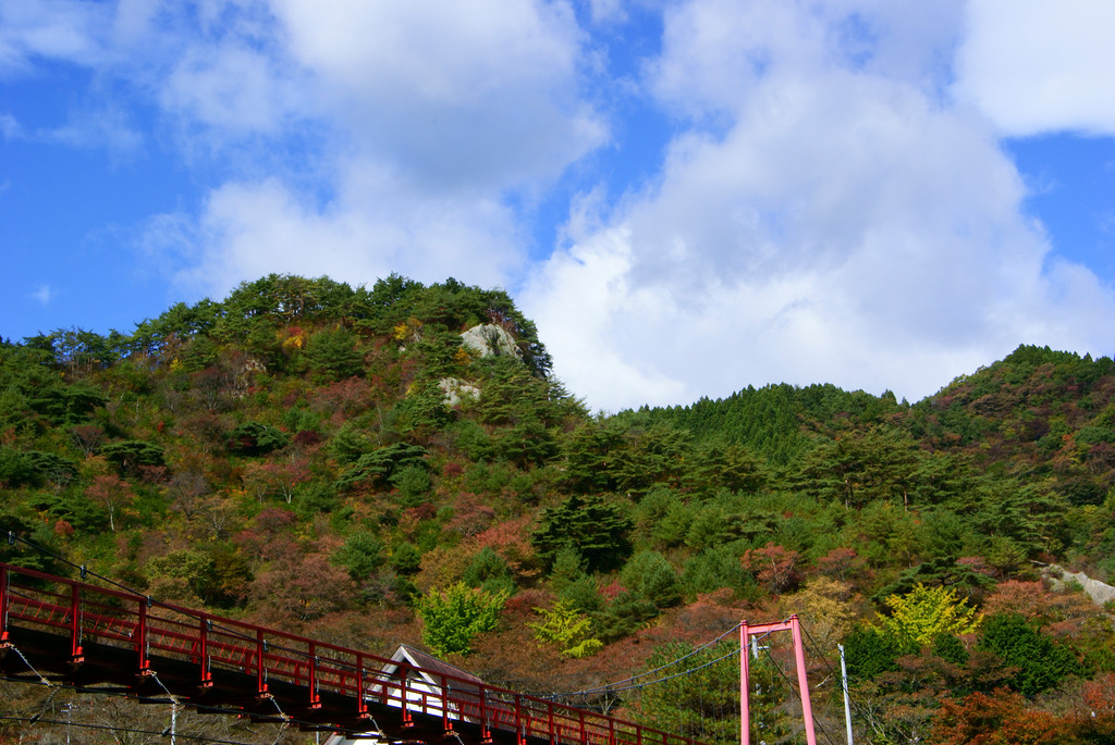 あゆのつり橋と色づき始めた矢祭山と台風一過の青空