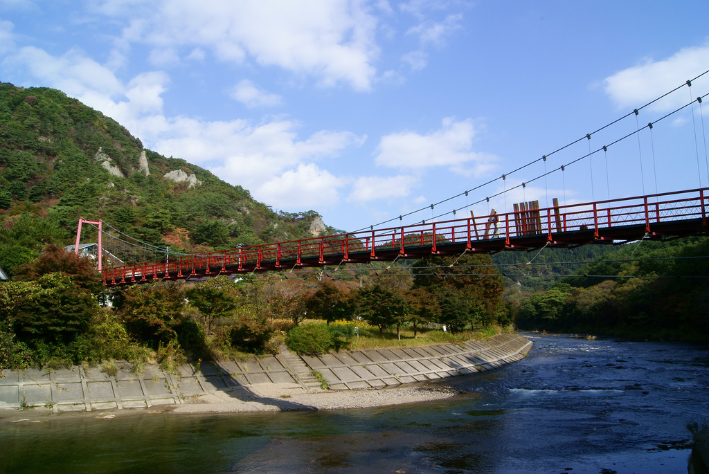 あゆのつり橋と久慈川と矢祭山と秋の空