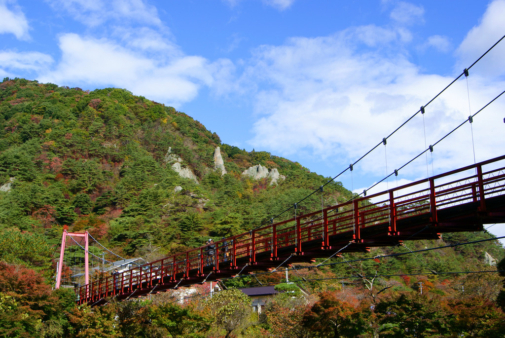 あゆのつり橋と秋の矢祭山と超新塾（風）のひとたち