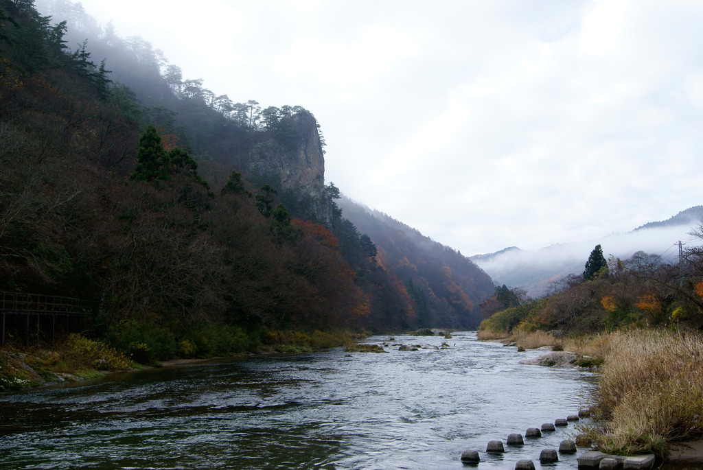 朝もやに包まれる晩秋の乙女ヶ越と久慈川の流れ