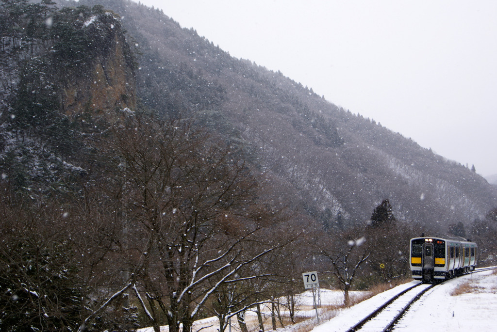 雪の中の水郡線と乙女ヶ越