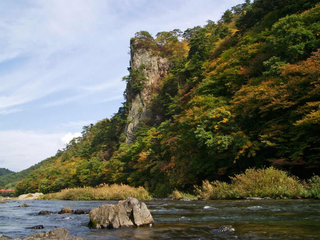 川岸から見た黄葉の乙女ヶ越