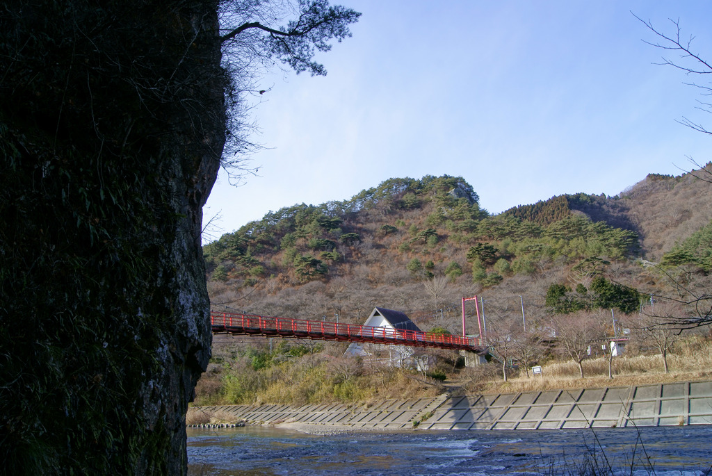 久慈川のへつりとあゆのつり橋と矢祭山