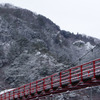 あゆのつり橋と雪化粧した屏風岩