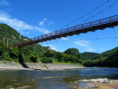 秋の空とあゆのつり橋