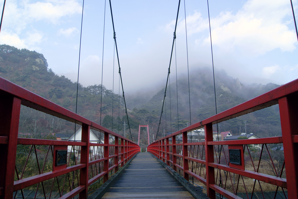 あゆのつり橋上から眺める霧の矢祭山