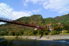 あゆのつり橋と秋の矢祭山
