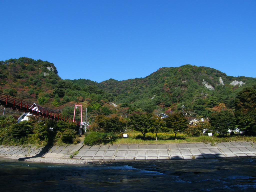 紅葉し始めの矢祭山とあゆのつり橋