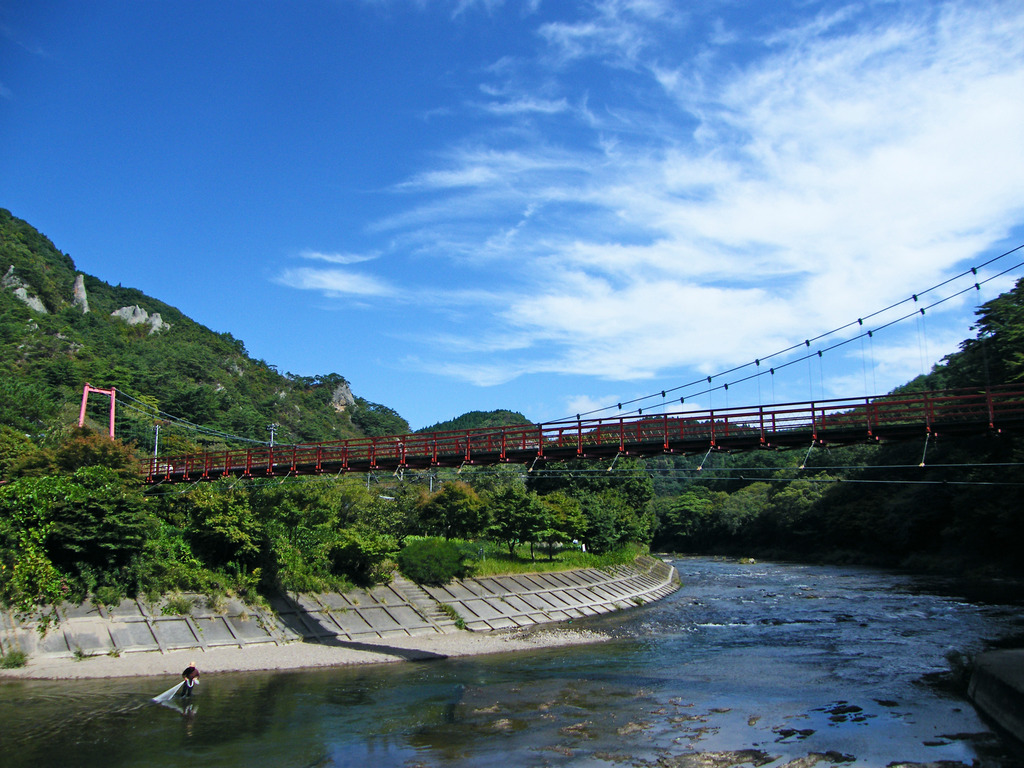 秋空と久慈川とあゆのつり橋