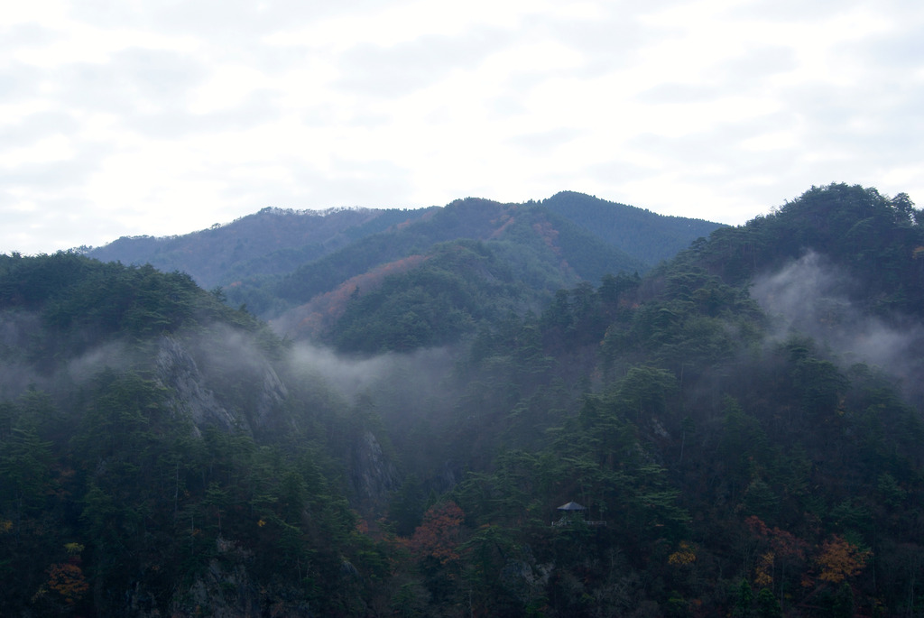 朝もやに包まれる晩秋の剣ケ峰