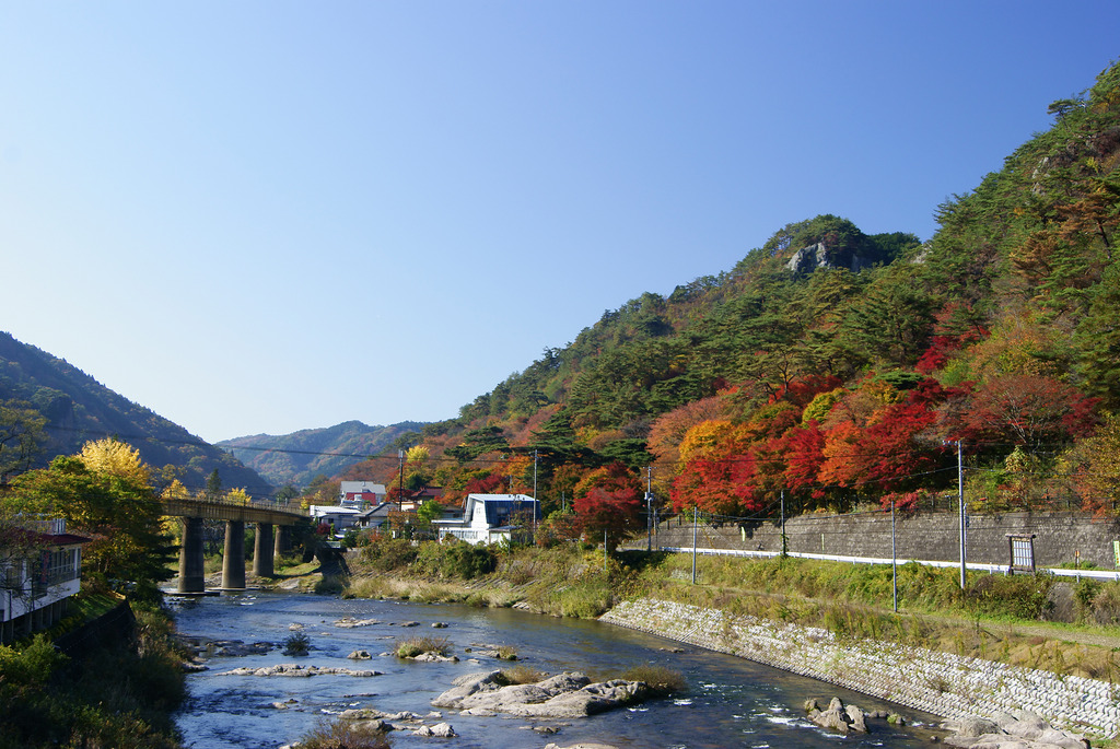 新夢想橋から見た紅葉の矢祭山