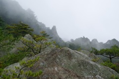 霧に咽ぶ屏風岩