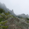 霧に咽ぶ屏風岩