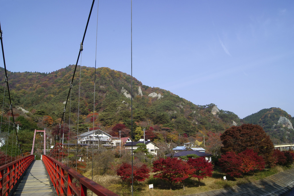 あゆのつり橋上から見た秋の矢祭山
