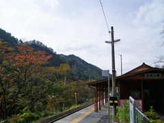 秋の矢祭山駅と乙女ヶ越