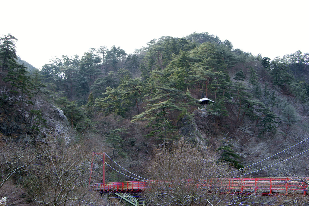 冬のあゆのつり橋と東屋