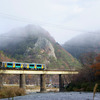 晩秋の久慈川を渡る水郡線と朝もやに包まれる大だるま岩