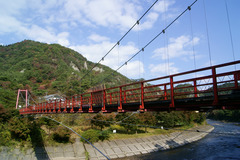 あゆのつり橋と矢祭山の奇岩群と秋の空