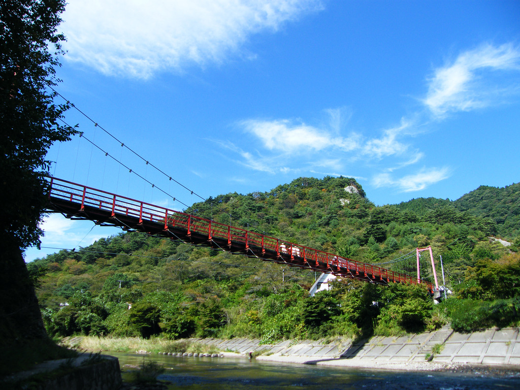 秋空とあゆのつり橋と矢祭山