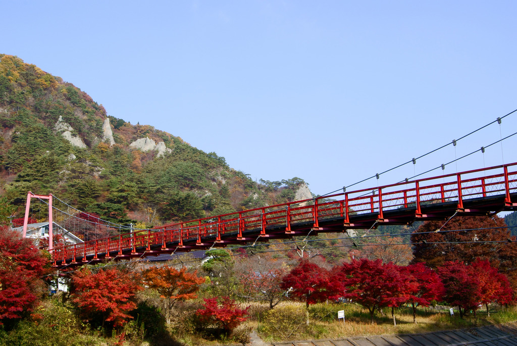 あゆのつり橋と秋の矢祭山の奇岩群