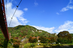 下から見上げたあゆのつり橋と秋の矢祭山と台風一過の青空